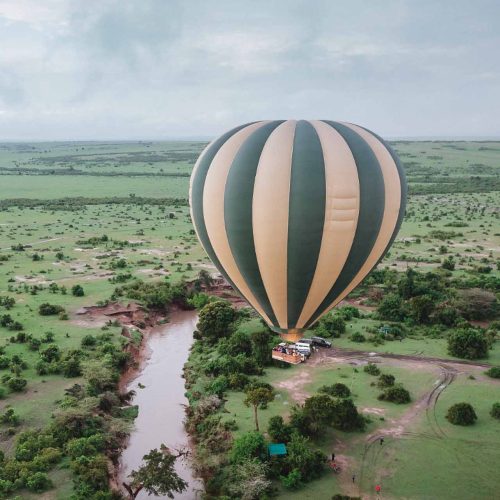 hot air ballon in serengeti_